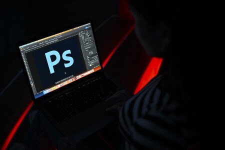 Adobe anunță că va integra în Photoshop un instrument pentru generarea „în ...