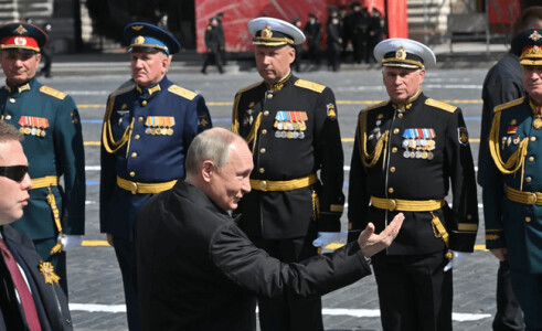 De ce doi ofițeri ruși nu l-au salutat pe Putin la parada de Ziua Victoriei ...