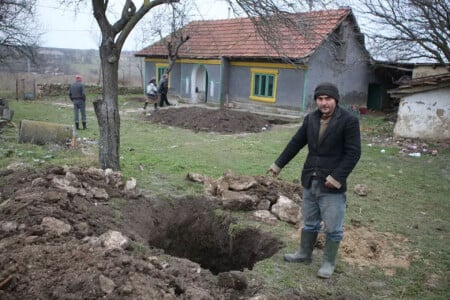 L-au înmormântat de viu şi au înălţat un WC deasupra gropii. Cine e „călăul ...