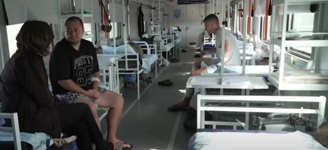 VIDEO. Cum arată trenul-spital secret folosit pentru evacuarea soldaţilor ...