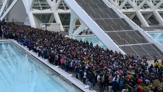 Imagini impresionante la Valencia, unde 100.000 de oameni stau la coadă ca ...