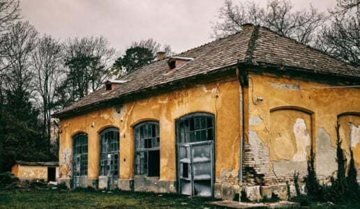 Doi români au renovat o casă abandonată din Franța și s-au mutat în ea. Ce ...