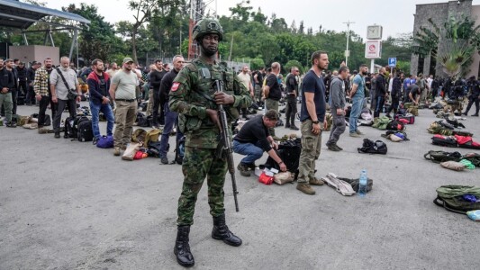 VIDEO. Imagini dezolante cu cei 280 de mercenari români care s-au predat ...