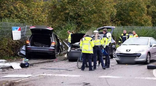 Polițiști germani în lacrimi, lângă o mamă și fiii ei de trei și șase ani, ...