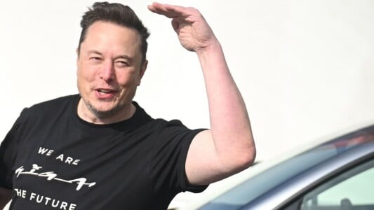 Elon Musk ar fi interesat să cumpere Liverpool, susține tatăl ...