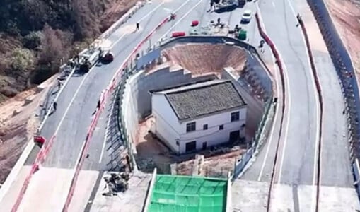 Chinezii au construit o autostradă în jurul casei unui bătrân care a ...