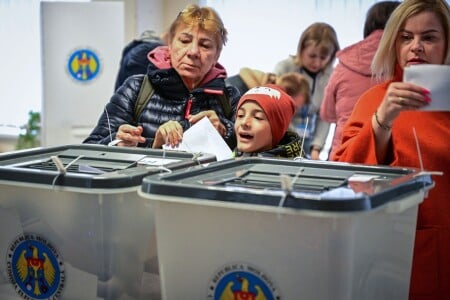 Primele rezultate la alegerile prezidențiale și la referendumul din ...