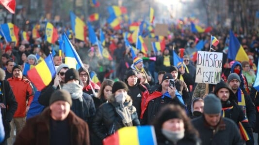 „Lichele de partid, cu sutele de mii”. Au fost făcuți praf protestatarii ...