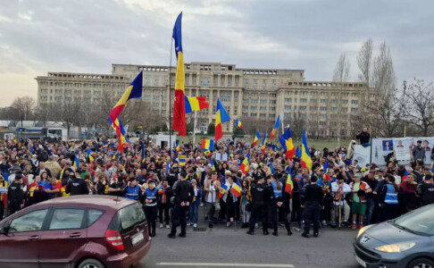 Ce se întâmplă acum în fața sediului CCR. Susținătorii lui Călin Georgescu ...