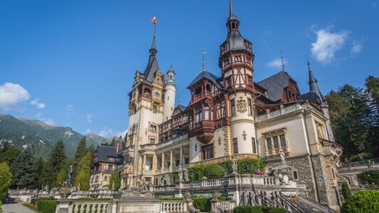 Hoție la Castelul Peleș. Casa Regală și statul român, furați de rețeaua ...