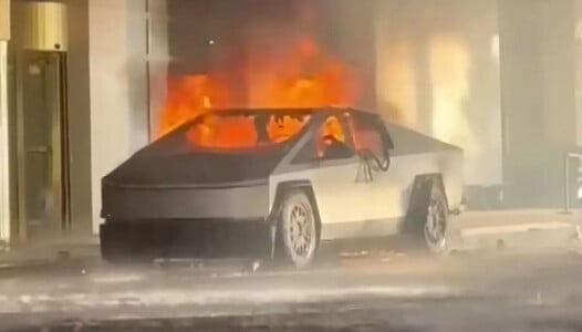 Un Cybertruck Tesla a explodat la 15 secunde după ce a oprit în fața unui ...