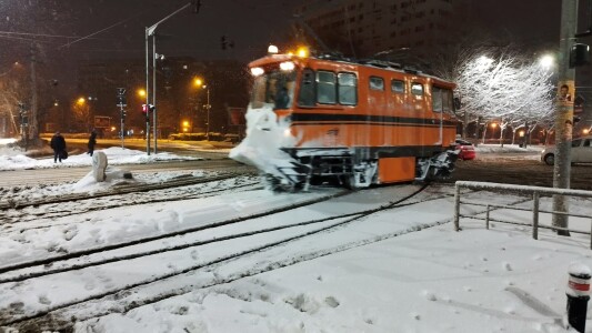 FOTO: „I-a luat pe nepregătite, a venit iarna”. Probleme mari în București ...