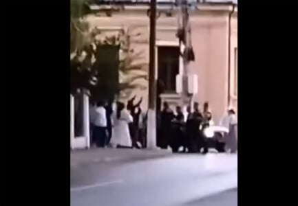 VIDEO. Polițiști atacați la Turnu Măgurele de rudele unui minor de 14 ani, ...