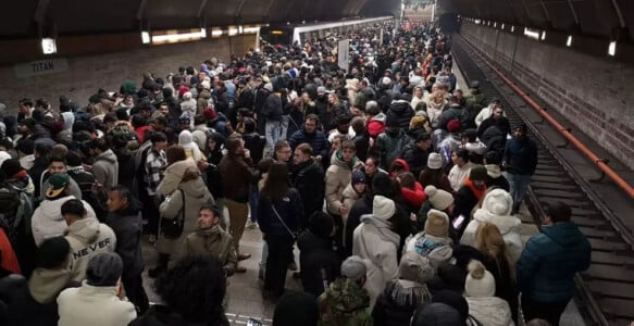 Aglomerație la stația de metrou Titan în noaptea de Revelion, după ce lumea ...