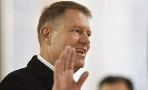 Întâmpinat de jurnaliști la ieșirea de la vot,  Klaus Iohannis a refuzat să ...