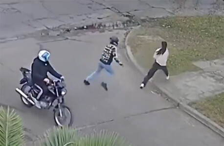 VIDEO. Au vrut să jefuiască o femeie, dar era polițistă și a tras în ei. ...