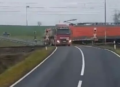 Video șocant. Șoferul unui TIR sare din vehicul exact când un tren de marfă ...