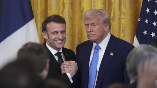 VIDEO. Emmanuel Macron l-a întrerupt pe Donald Trump și l-a corectat pe ...