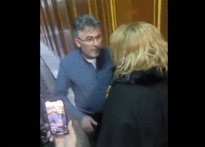 VIDEO. "Sunteți un nimeni, hai valea de aici". Șoșoacă a năvălit în CCR și ...