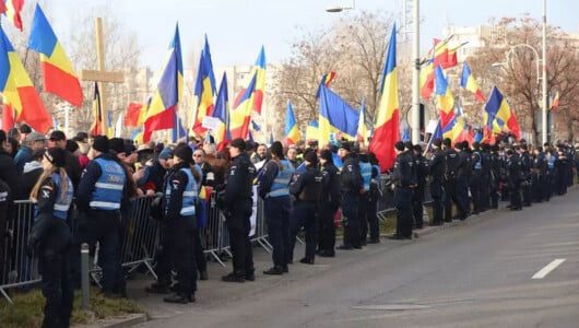 Jurnaliști atacați la protestul pentru Călin Georgescu din București. ...