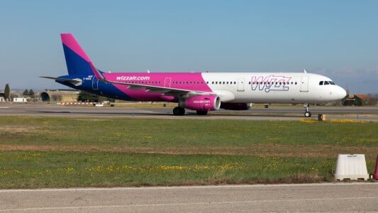 Un avion Wizz Air, cu 228 de pasageri la bord, a aterizat de urgenţă pe ...