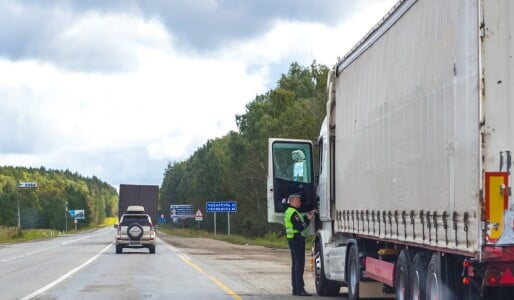 Un șofer român de TIR a fost prins cu marfă de lux în valoare de 1.000.000 ...