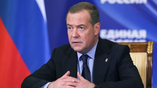 Dmitri Medvedev propune ca Rusia să dea arme nucleare inamicilor Statelor ...