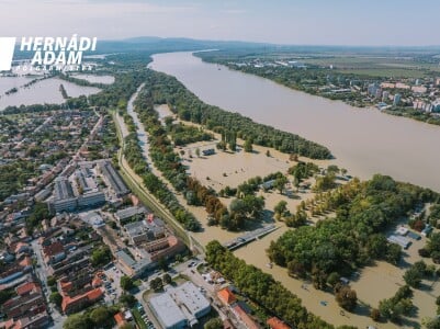 Dunărea a inundat un întreg oraș aflat la 25 de km de Budapesta. Viitura ...