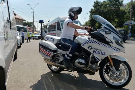 Accident în Piața Victoriei. Un polițist pe motocicletă a lovit un pieton