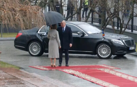 Gestul de mare cavaler făcut în ploaie de Ilie Bolojan, imediat după ce ...