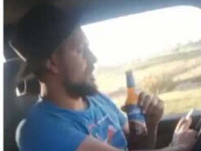VIDEO. Șoferul filmat live la volan, cu berea în mână, fumând și fără ...