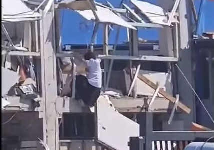 Femeie filmată când se salvează dintre dărâmături, după explozia de la ...