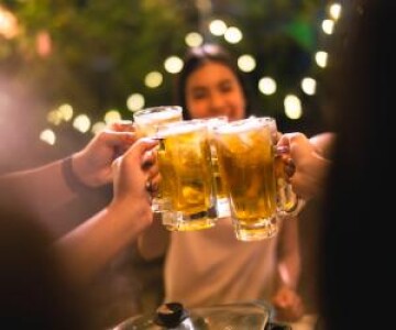 Reacţia patronului unui bar după ce şase turişti au băut 27 de beri la ...