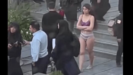 O studentă iraniană a fost arestată după ce a mers dezbrăcată prin campusul ...