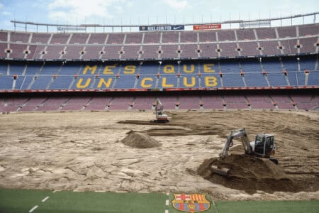 Românii, chemați să muncească la reconstrucția stadionului Cam Nou din ...