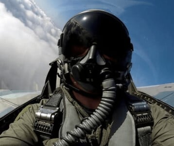 Recordul stabilit de un pilot ucrainean de F-16. Performanța nu a mai fost ...