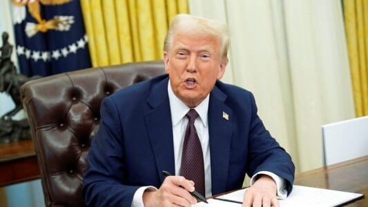 Donald Trump impune tarife fără precedent Columbiei, deoarece zborurile ...