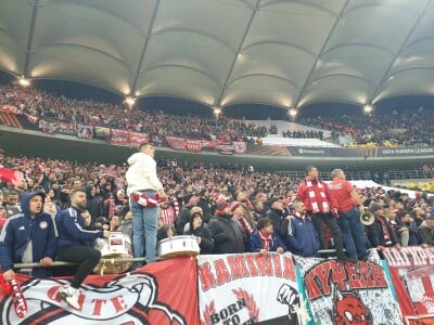 „Kosovo e Serbia!” a răsunat în peluza grecilor la FCSB – Olympiakos! Arena ...