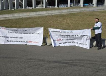 Un protestatar și două mașini de jandarmi la sediul Federației „Sunt aici ...