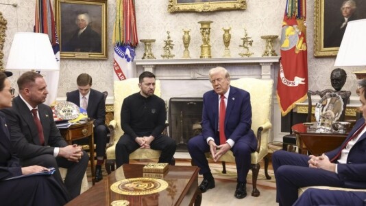 Gestul uluitor făcut de Zelenski înaintea scandalului cu Trump. Ce a afişat ...